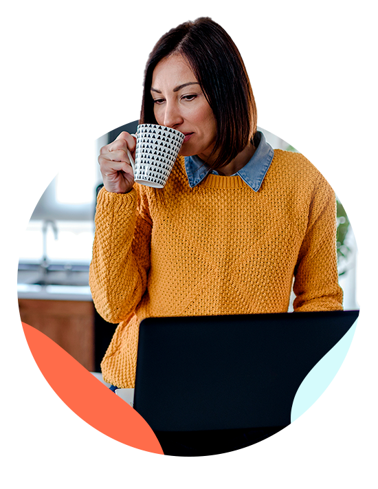Dame-med-pc-drikker-kaffe-2-png Dame-med-pc-drikker-kaffe-2-png